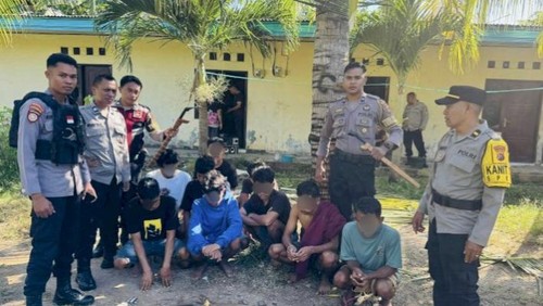 Polisi saat mengamankan sembilan pemuda di Mapolresta Kupang Kota karena terlibat pesta miras dan membawa senjata tajam, Selasa (13/5/2025) subuh. (Dok. Polresta Kupang Kota).