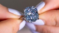Sothebys pada Kamis (8/5) mempersembahkan berlian 10 karat yang menurut rumah lelang tersebut bisa laku seharga USD 20 juta atau sekitar Rp 330 miliar saat dilelang di Jenewa, Swiss.