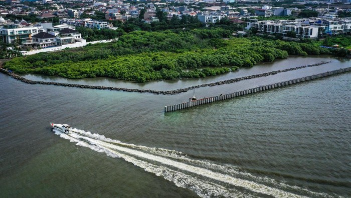 Foto udara proyek pembangunan tanggul laut atau National Capital Integrated Coastal Development (NCICD) Fase A di kawasan Ancol Barat, Jakarta Utara, Senin (12/5/2025). Pembangunan NCICD Fase A yang menjadi kewenangan Pemprov DKI Jakarta  itu masih tersisa 12,5 kilometer dari panjang total 21 kilometer dan diproyeksikan rampung pada 2030. ANTARA FOTO/Sulthony Hasanuddin/bar