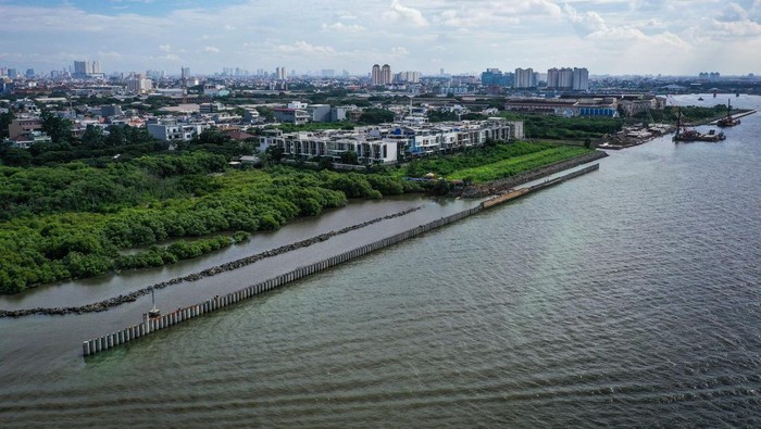 Penampakan dari Udara Tanggul Laut di Ancol, Rampung 2030 Foto udara proyek pembangunan tanggul laut atau National Capital Integrated Coastal Development (NCICD) Fase A di kawasan Ancol Barat, Jakarta Utara, Senin (12/5/2025). Pembangunan NCICD Fase A yang menjadi kewenangan Pemprov DKI Jakarta itu masih tersisa 12,5 kilometer dari panjang total 21 kilometer dan diproyeksikan rampung pada 2030. ANTARA FOTO/Sulthony Hasanuddin/bar