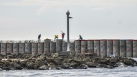 Pembangunan tanggul laut tersebut diproyeksikan rampung pada 2030.