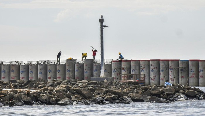 Foto udara proyek pembangunan tanggul laut atau National Capital Integrated Coastal Development (NCICD) Fase A di kawasan Ancol Barat, Jakarta Utara, Senin (12/5/2025). Pembangunan NCICD Fase A yang menjadi kewenangan Pemprov DKI Jakarta  itu masih tersisa 12,5 kilometer dari panjang total 21 kilometer dan diproyeksikan rampung pada 2030. ANTARA FOTO/Sulthony Hasanuddin/bar