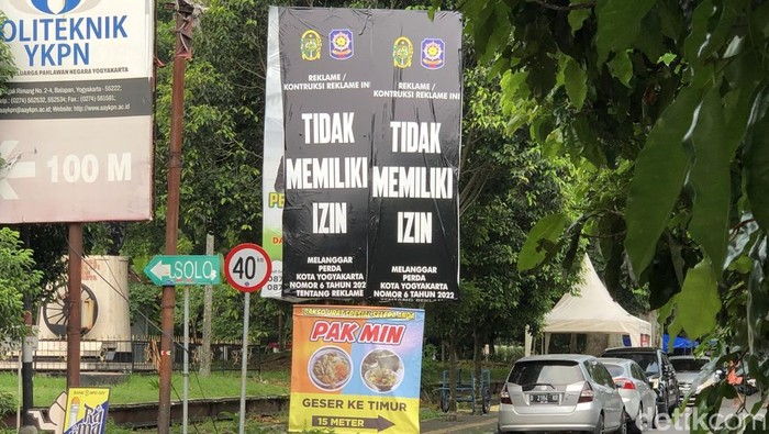 Penampakan reklame yang disegel di kawasan Embung Langensari, Klitren, Kota Jogja, yang ditindak Pemkot Jogja, Selasa (13/5/2025).