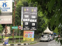 Belasan Papan Reklame Ilegal di Kota Jogja Ditertibkan