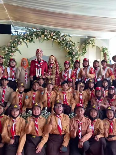 Pengantin ini mengenakan busana bernuansa India, tradisi adat Jawa dan juga menjalani prosesi tongkat pora Pramuka. Acara pernikahan tersebut langsung viral di TikTok.