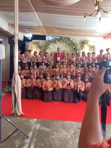 Pengantin ini mengenakan busana bernuansa India, tradisi adat Jawa dan juga menjalani prosesi tongkat pora Pramuka. Acara pernikahan tersebut langsung viral di TikTok.