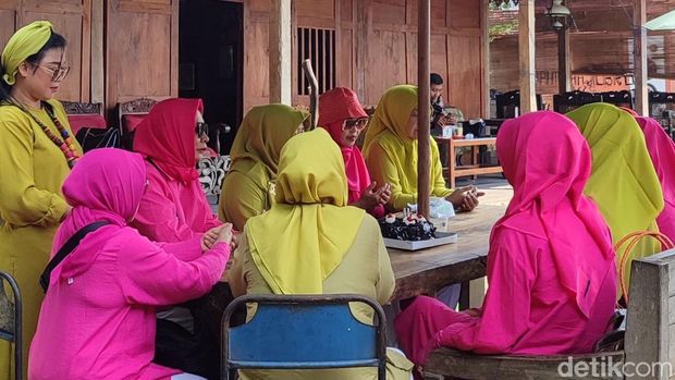 Pengunjung memadati tempat wisata Kopi Mbah Jebres, salah satu destinasi wisata di Krembung, Sidoarjo.