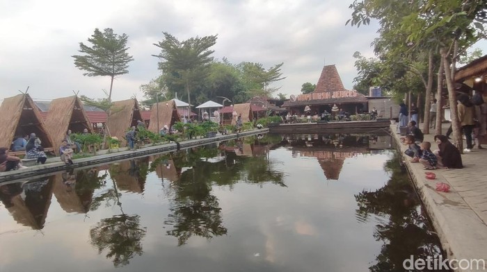 Pengunjung memadati tempat wisata Kopi Mbah Jebres, salah satu destinasi wisata di Krembung, Sidoarjo.