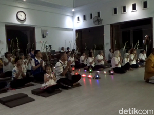Umat Buddha Tulungagung Gelar Puja Bhakti di Detik-detik Waisak