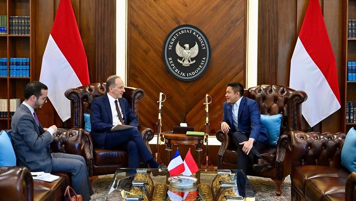 Pertemuan Duta Besar Republik Prancis untuk Republik Indonesia Fabien Penone dengan Sekretaris Kabinet Teddy Indra Wijaya.