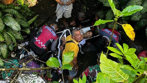 Pesepeda I Nyoman Yudiasa dievakuasi dari jurang sedalam lima meter di Banjar Jadi Desa, Desa Banjar Anyar, Kediri, Tabanan, Selasa (13/5/2025).
