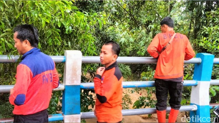 Petugas SAR melakukan pencarian bocah yang hilang terseret arus sungai di Pamekasan.