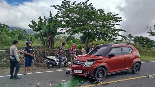Polisi melakukan olah TKP tabrakan antara mobil pengangkut tiga turis Skotlandia dengan motor di Jalan Raya Sembalun, Dusun Ledang Luar, Desa Sembalun, Lombok Timur, NTB, Selasa (13/05/2025). (Dok. Polsek Sembalun)
