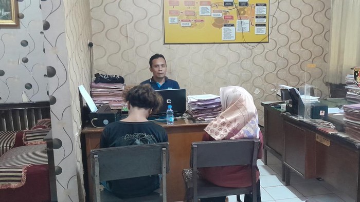 Polisi meminta keterangan terhadap pelaku penganiayaan dengan senjata tajam di Mapolsek Kroya, Polresta Cilacap, Selasa (13/5/2025).