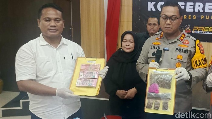 Polisi menunjukkan barang bukti pengungkapan kasus narkoba di Purwakarta