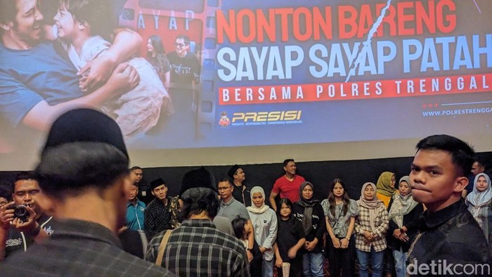 Polres Trenggalek mengajak tokoh masyarakat dan pesilat nonton bareng film Sayap-sayap Patah 2 di bioskop.