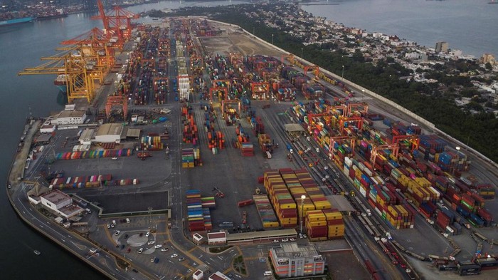 Potret Calon Pelabuhan Terbesar di Amerika Latin A drone view shows the Manzanillo seaport as Mexican authorities bet on positive economic growth and the strength of global trade building an expansion to the port named