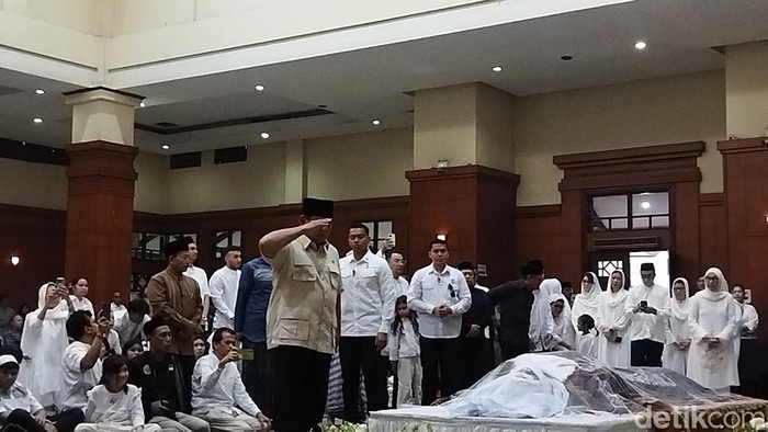 Prabowo beri hormat terakhir ke jenazah Eddie Mardjoeki Nalapraya.