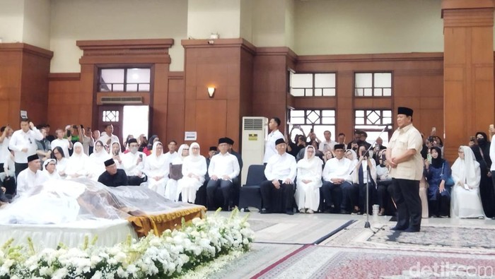 Prabowo memberikan sambutan saat melayat almarhum Eddie Marjoeki Nalapraya.