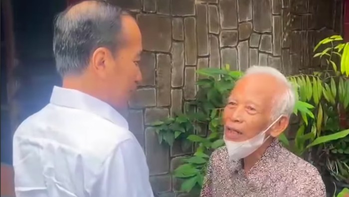 Presiden ke-7 RI Jokowi mengunjungi dosen pembimbing akademik semasa dirinya kuliah di UGM. Jokowi mengatakan dirinya datang untuk bersilaturahmi. (IG @jokowi)