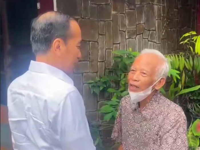 Presiden ke-7 RI Jokowi mengunjungi dosen pembimbing akademik semasa dirinya kuliah di UGM. Jokowi mengatakan dirinya datang untuk bersilaturahmi. (IG @jokowi)