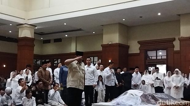 Presiden Prabowo Subianto melayat jenazah mantan Wagub Jakarta 1984-1987 yang juga mantan Ketum IPSI, Eddie Marjoeki Nalapraya (Kurniawan F/detikcom)
