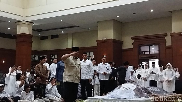 Presiden Prabowo Subianto melayat jenazah mantan Wagub Jakarta 1984-1987 yang juga mantan Ketum IPSI, Eddie Marjoeki Nalapraya (Kurniawan F/detikcom)