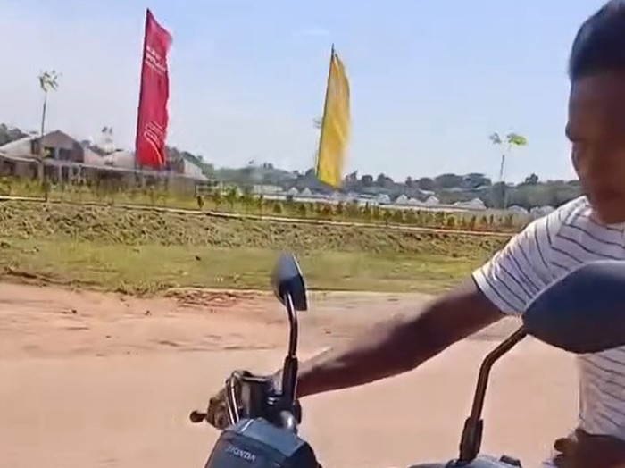 Tangkapan layar seorang pria memamerkan alat kelaminnya ke pengendara sepeda motor di kawasan Nongsa, Batam, Kepulauan Riau (Kepri).