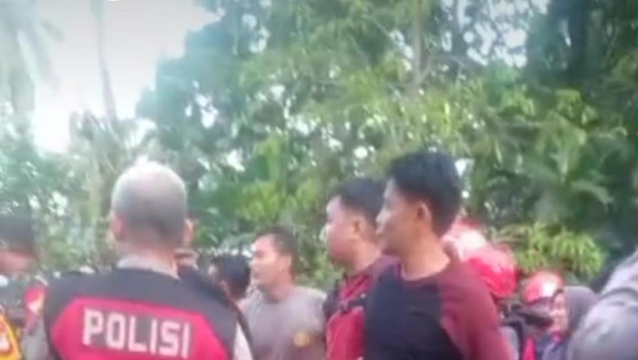 Proses evakuasi mahasiswi hanyut di Sungai Sapanna Maros.