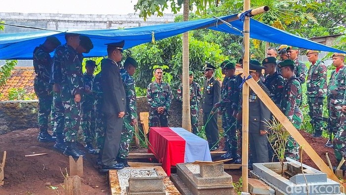 Prosesi pemakaman Mayor CPL Anda Rohanda.