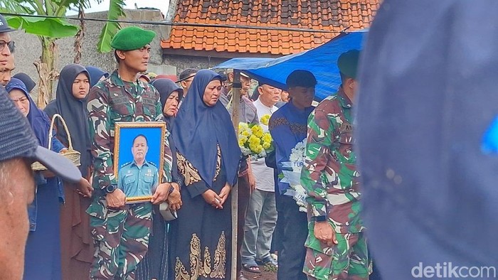 Prosesi pemakaman Mayor CPL Anda Rohanda.