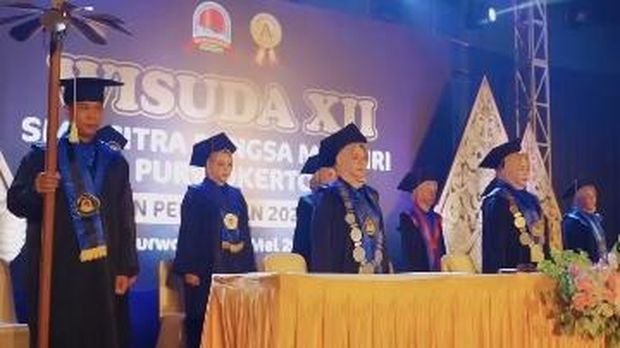 Prosesi wisuda yang digelar Sekolah Menengah Kejuruan Citra Bangsa Mandiri (SMK CBM) Purwokerto, Kabupaten Banyumas yang viral di medsos. Foto diunggah Selasa (13/5/2025).