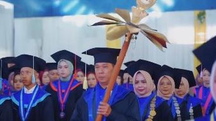 Prosesi wisuda yang digelar Sekolah Menengah Kejuruan Citra Bangsa Mandiri (SMK CBM) Purwokerto, Kabupaten Banyumas yang viral di medsos. Foto diunggah Selasa (13/5/2025).