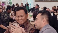Raffi Ahmad lagi memperlihatkan sesuatu yang ada di HP-nya kepada Prabowo Subianto. Foto: instagram Raffi Ahmad dan Nagita Slavina