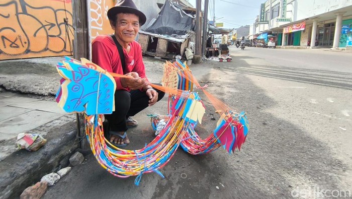 Rahman dan mainan kuda lumpingnya saat berjualan di Jalan Lemahwungkuk, Kota Cirebon