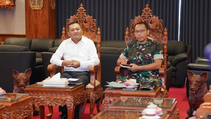 Bupati Gianyar I Made Mahayastra menggelar rapat koordinasi dengan jajarannya bersama Forkopimda dan para pekaseh, Selasa (13/5/2025).