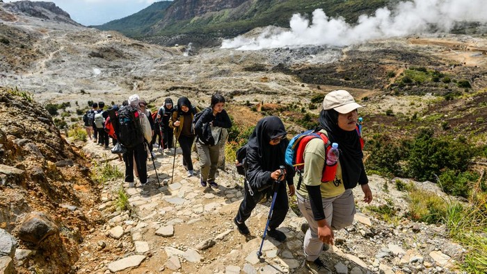 Ramainya Pendakian Gunung Papandayan Saat Libur Panjang Pendaki menaiki bukit di samping kawah di Taman Wisata Alam (TWA) Gunung Papandayan di Kabupaten Garut, Jawa Barat, Senin (12/5/2025). Pengelola TWA Gunung Papandayan memprediksi pada libur panjang waisak 2025 pengunjung yang berlibur di Gunung Papandayan mengalami kenaikan hingga 15 persen dibanding hari biasa atau mencapai 2000 pengunjung perhari sejak Sabtu (10/5)-Senin (12/5). ANTARA FOTO/Raisan Al Farisi/Spt.