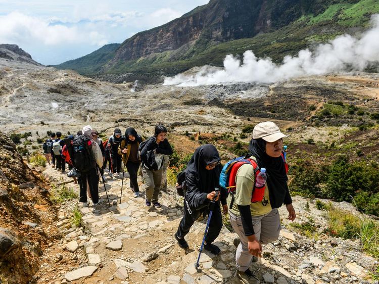Ramainya Pendakian Gunung Papandayan Saat Libur Panjang