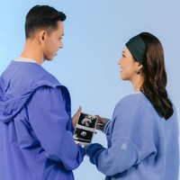 Latar biru muda, jaket hoodie, serta foto hasil USG memberikan kesan penuh harapan. Visual ini cocok untuk kamu yang menginginkan tema maternity yang youthful dan lembut. Foto: Instagram/@ribkasugiarto