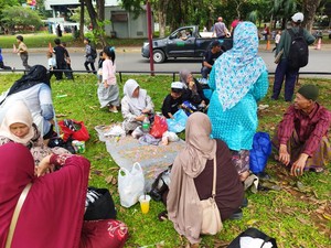Guru Ngaji Asal Cianjur Ajak Rombongan Liburan ke TMII Sebelum Pergi Haji