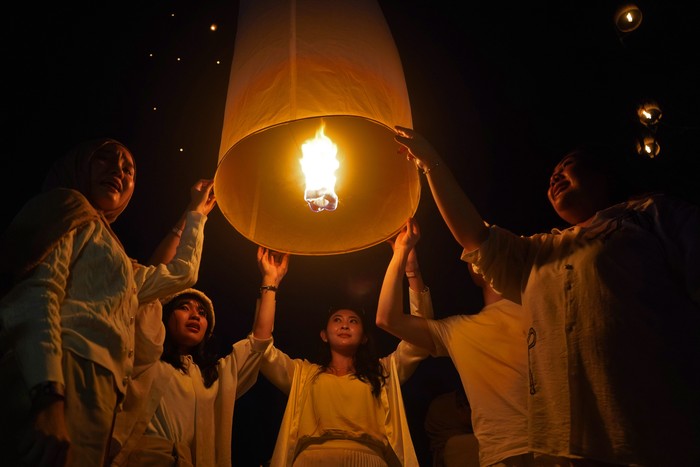 Peserta menerbangkan lampion saat Festival Lampion Waisak 2025 di Marga Utama kompleks Taman Wisata Candi (TWC) Borobudur, Magelang, Jawa Tengah, Senin (12/5/2025). Penerbangan lampion harapan sebanyak 2.569 buah tersebut merupakan rangkaian perayaan