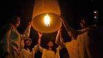 Saat Ribuan Lampion Waisak Terangi Langit Candi Borobudur