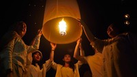Penerbangan lampion harapan sebanyak 2.569 buah tersebut merupakan rangkaian perayaan hari raya Tri Suci Waisak di Borobudur.  