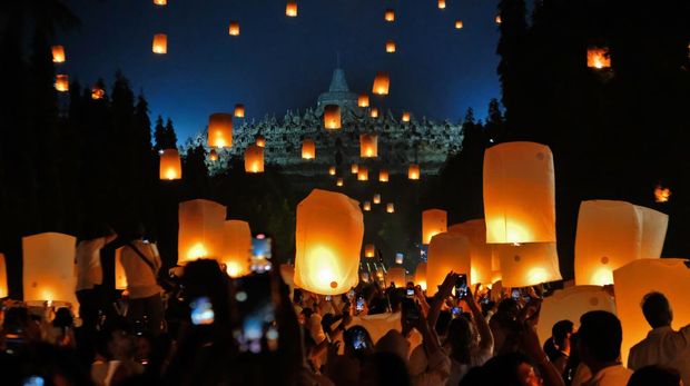 Peserta menerbangkan lampion saat Festival Lampion Waisak 2025 di Marga Utama kompleks Taman Wisata Candi (TWC) Borobudur, Magelang, Jawa Tengah, Senin (12/5/2025). Penerbangan lampion harapan sebanyak 2.569 buah tersebut merupakan rangkaian perayaan hari raya Tri Suci Waisak di Borobudur.  ANTARA FOTO/Anis Efizudin/bar