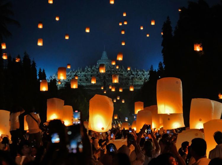 Saat Ribuan Lampion Waisak Terangi Langit Candi Borobudur