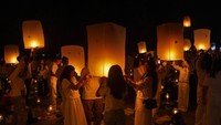 Peserta menerbangkan lampion saat Festival Lampion Waisak 2025 di Marga Utama kompleks Taman Wisata Candi (TWC) Borobudur, Magelang, Jawa Tengah, Senin (12/5/2025).