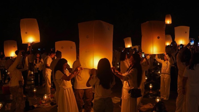 Peserta menerbangkan lampion saat Festival Lampion Waisak 2025 di Marga Utama kompleks Taman Wisata Candi (TWC) Borobudur, Magelang, Jawa Tengah, Senin (12/5/2025). Penerbangan lampion harapan sebanyak 2.569 buah tersebut merupakan rangkaian perayaan hari raya Tri Suci Waisak di Borobudur.  ANTARA FOTO/Anis Efizudin/bar