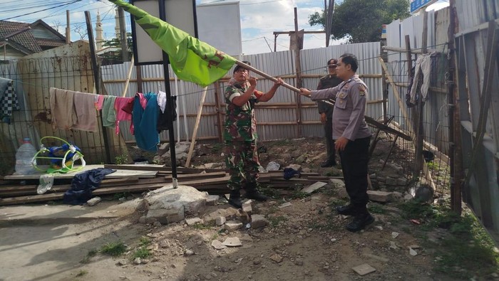 Satpol PP bersama jajaran Kepolisian Metro Tangerang Kota, Polda Metro Jaya dan TNI menertibkan 72 atribut milik organisasi kemasyarakatan (ormas). (Dok istimewa).