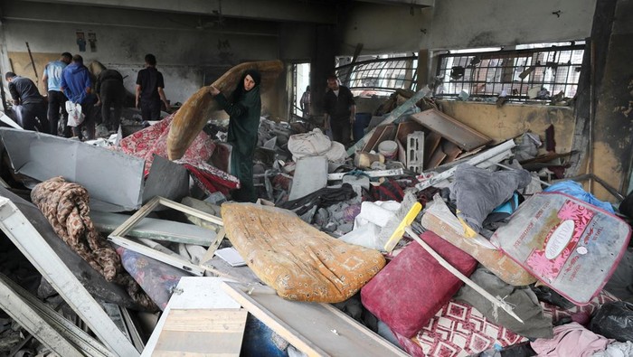 Palestinians inspect the damage at a school sheltering displaced people, following an Israeli strike, in Jabalia refugee camp, in the northern Gaza Strip, May 12, 2025. REUTERS/Mahmoud Issa     TPX IMAGES OF THE DAY