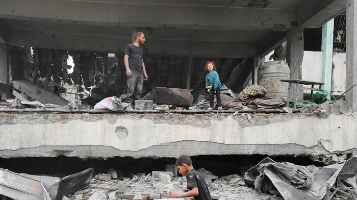 Palestinians inspect the damage at a school sheltering displaced people, following an Israeli strike, in Jabalia refugee camp, in the northern Gaza Strip, May 12, 2025. REUTERS/Mahmoud Issa     TPX IMAGES OF THE DAY